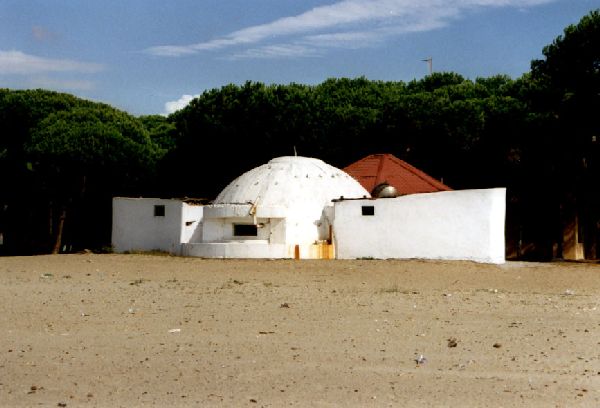 Nahe Durres - Ein ehmaliger Bunker am Strand - heute Lager eines Restaurants!