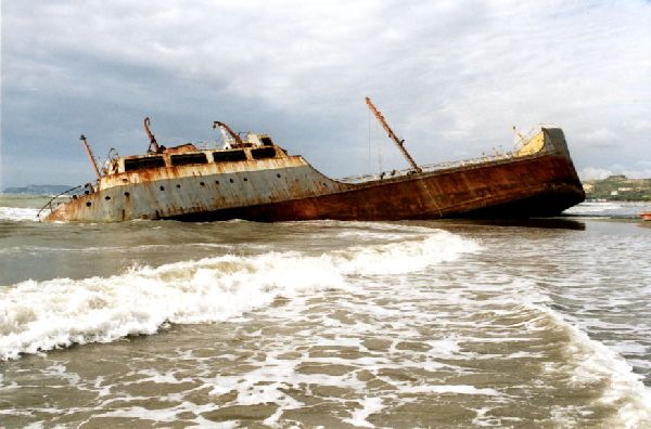 Nahe Durres - Strand mit Schiffswrack