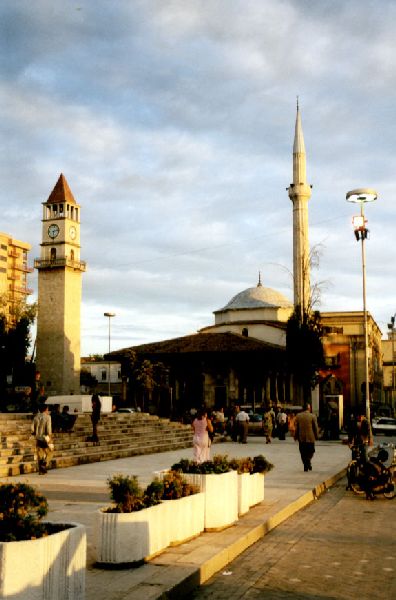 Tirana - Uhrenturm und Moschee