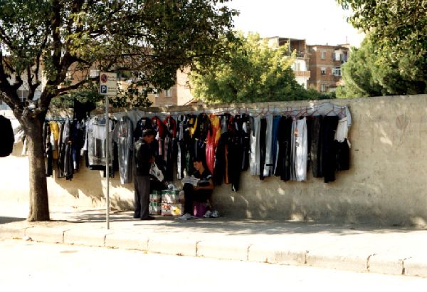 Tirana - Handel am Wegesrand (Textilien)