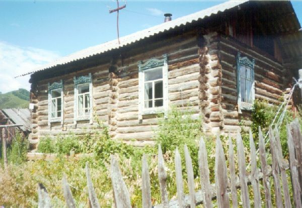 Blockhuette in einem kleinen Dorf