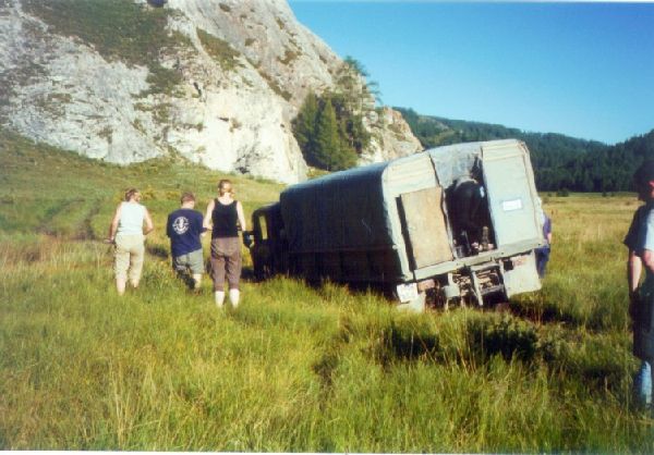LKW im Schlamm, nur eine Raupenfahrzeug konnte uns rausziehen
