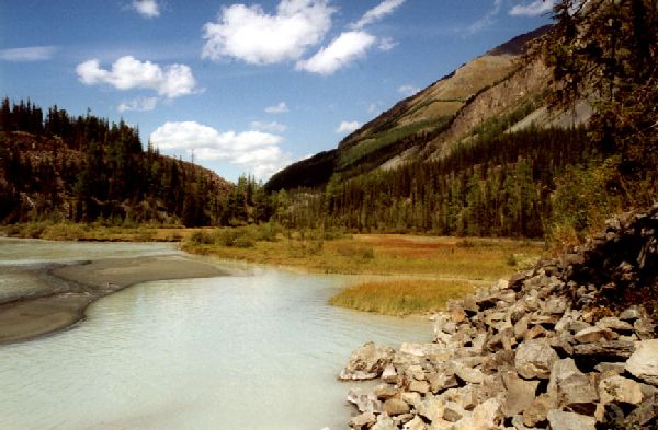 Kleiner See mit Gletschermilch im Kutscherla-Tal nahe unseres Lagerplatzes